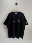 weigou_225156_2_1923a9cadc P70 款号TM1048 MONCLER 蒙口字母印花章仔刺绣圆领短袖 面料:280克32支双纱纯棉面料 工艺:重工精梳棉 螺纹同缸同色 整体不会有色差 当下热度爆款 男女情侣款 定制原版一致辅料 三标齐全 os宽松版型 最大可穿到200斤左右 颜色:白色 黑色 尺码:S M L XL