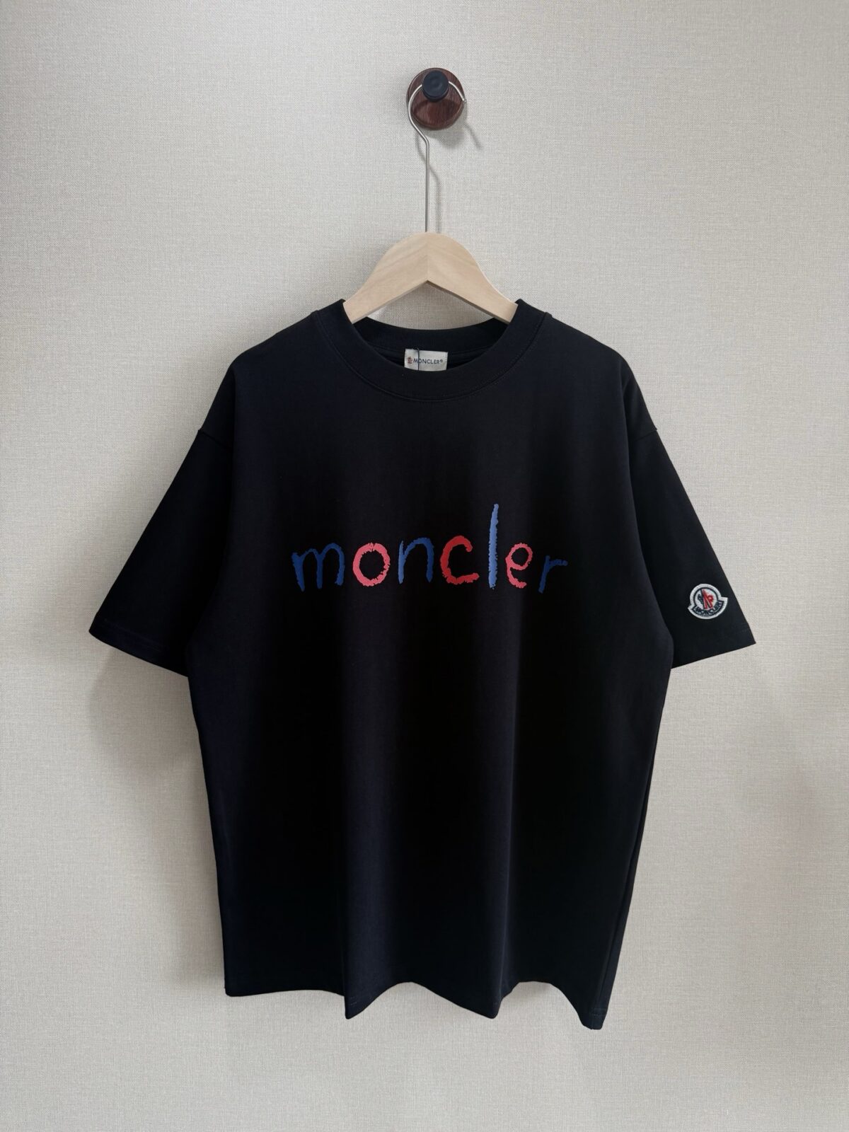 weigou_225156_2_1923a9cadc P70 款号TM1048 MONCLER 蒙口字母印花章仔刺绣圆领短袖 面料:280克32支双纱纯棉面料 工艺:重工精梳棉 螺纹同缸同色 整体不会有色差 当下热度爆款 男女情侣款 定制原版一致辅料 三标齐全 os宽松版型 最大可穿到200斤左右 颜色:白色 黑色 尺码:S M L XL