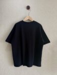 weigou_225156_3_78ac854258 P70 款号TM1048 MONCLER 蒙口字母印花章仔刺绣圆领短袖 面料:280克32支双纱纯棉面料 工艺:重工精梳棉 螺纹同缸同色 整体不会有色差 当下热度爆款 男女情侣款 定制原版一致辅料 三标齐全 os宽松版型 最大可穿到200斤左右 颜色:白色 黑色 尺码:S M L XL