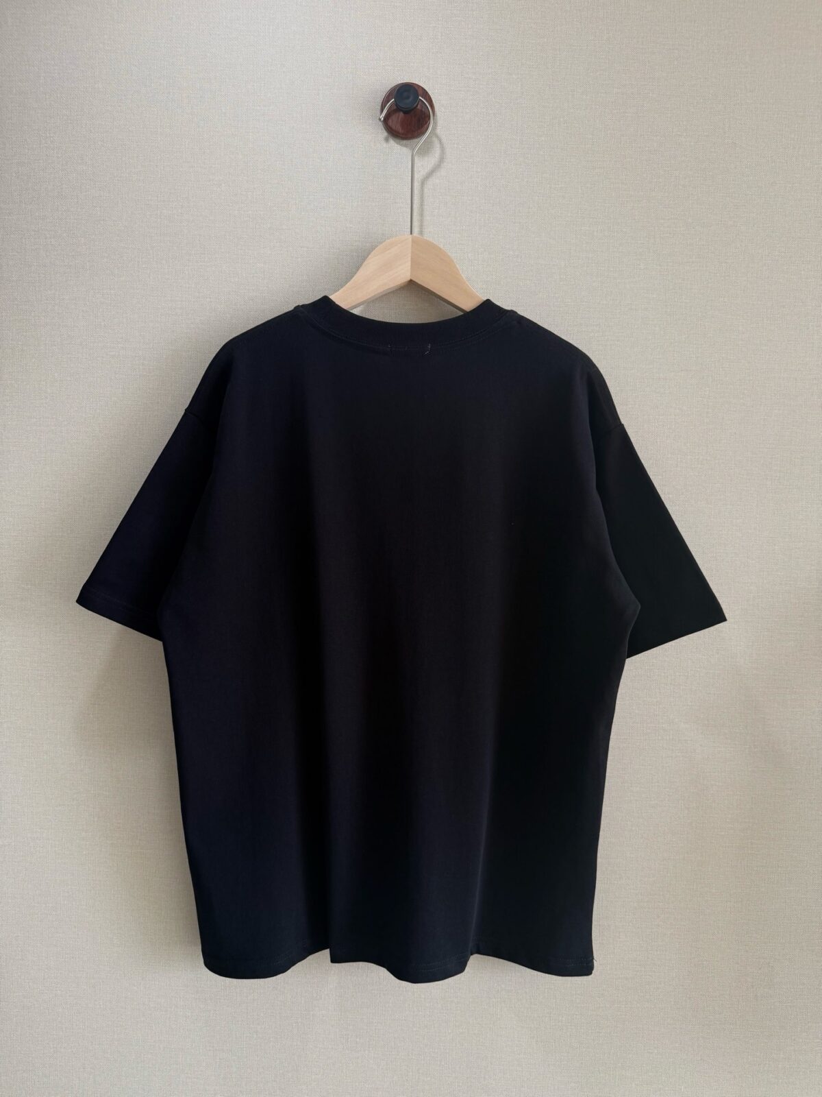 weigou_225156_3_78ac854258 P70 款号TM1048 MONCLER 蒙口字母印花章仔刺绣圆领短袖 面料:280克32支双纱纯棉面料 工艺:重工精梳棉 螺纹同缸同色 整体不会有色差 当下热度爆款 男女情侣款 定制原版一致辅料 三标齐全 os宽松版型 最大可穿到200斤左右 颜色:白色 黑色 尺码:S M L XL