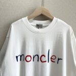 weigou_225156_4_d581173eb4 P70 款号TM1048 MONCLER 蒙口字母印花章仔刺绣圆领短袖 面料:280克32支双纱纯棉面料 工艺:重工精梳棉 螺纹同缸同色 整体不会有色差 当下热度爆款 男女情侣款 定制原版一致辅料 三标齐全 os宽松版型 最大可穿到200斤左右 颜色:白色 黑色 尺码:S M L XL