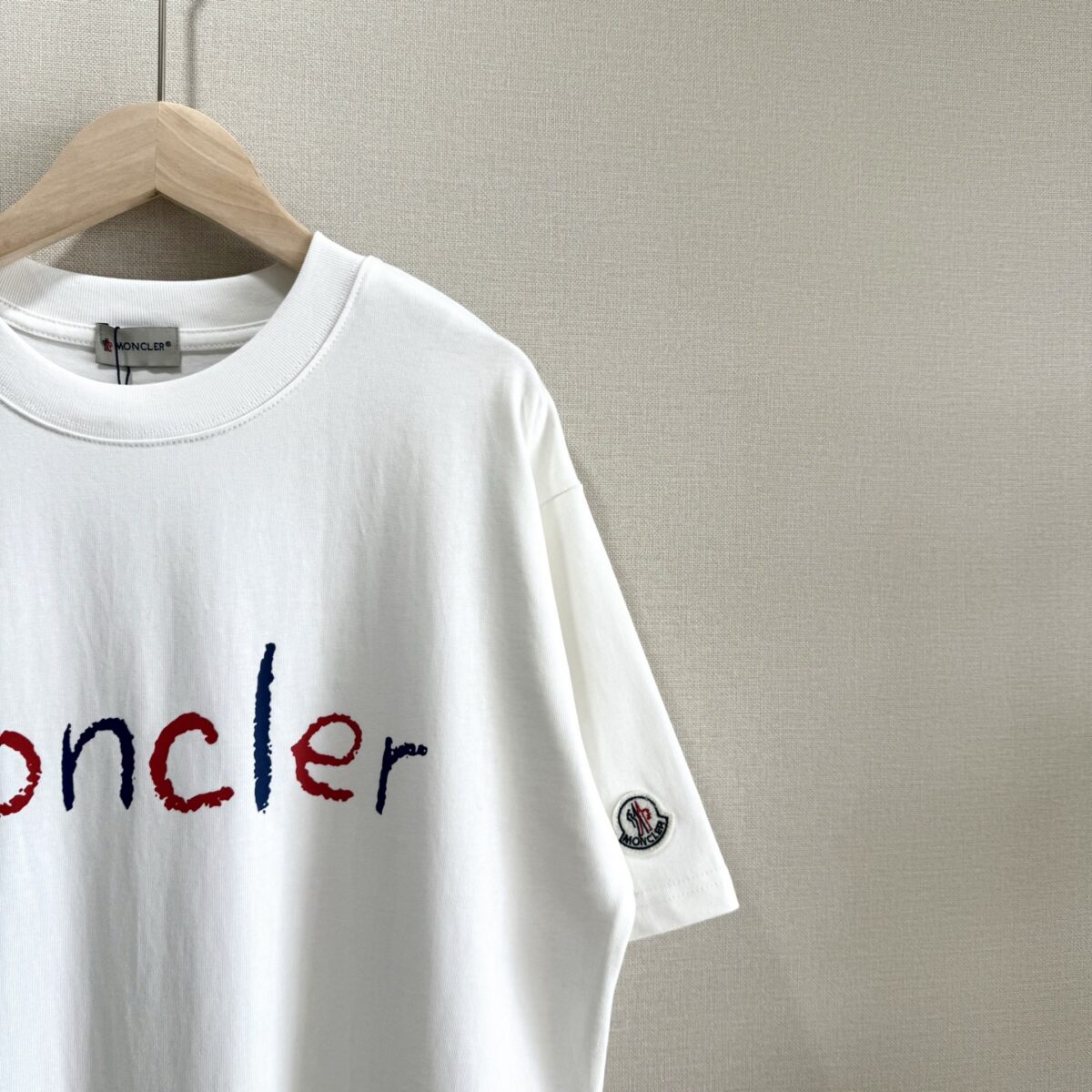 weigou_225156_5_312eb6170d P70 款号TM1048 MONCLER 蒙口字母印花章仔刺绣圆领短袖 面料:280克32支双纱纯棉面料 工艺:重工精梳棉 螺纹同缸同色 整体不会有色差 当下热度爆款 男女情侣款 定制原版一致辅料 三标齐全 os宽松版型 最大可穿到200斤左右 颜色:白色 黑色 尺码:S M L XL