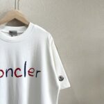 weigou_225156_5_312eb6170d P70 款号TM1048 MONCLER 蒙口字母印花章仔刺绣圆领短袖 面料:280克32支双纱纯棉面料 工艺:重工精梳棉 螺纹同缸同色 整体不会有色差 当下热度爆款 男女情侣款 定制原版一致辅料 三标齐全 os宽松版型 最大可穿到200斤左右 颜色:白色 黑色 尺码:S M L XL