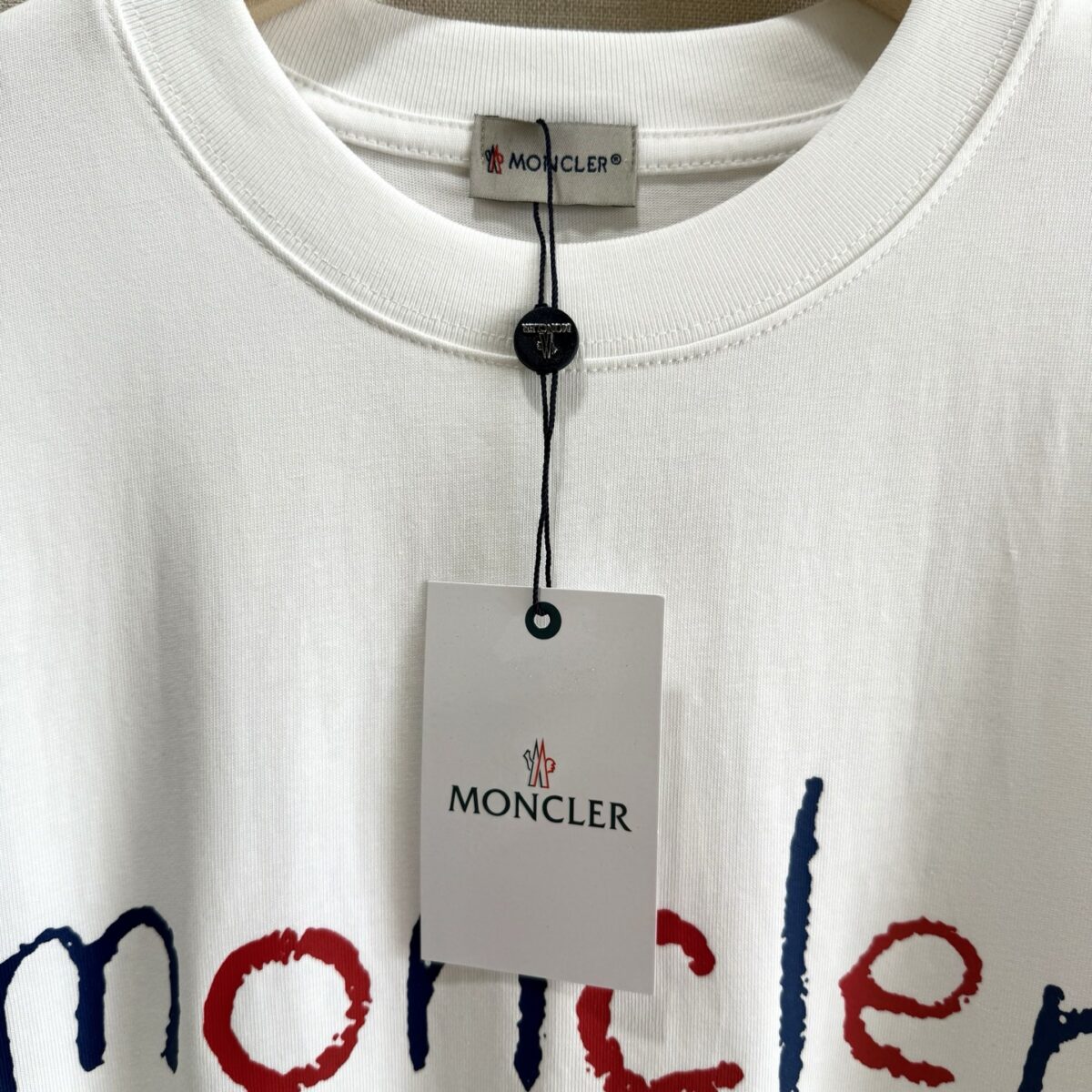 weigou_225156_6_c3e362c2ce P70 款号TM1048 MONCLER 蒙口字母印花章仔刺绣圆领短袖 面料:280克32支双纱纯棉面料 工艺:重工精梳棉 螺纹同缸同色 整体不会有色差 当下热度爆款 男女情侣款 定制原版一致辅料 三标齐全 os宽松版型 最大可穿到200斤左右 颜色:白色 黑色 尺码:S M L XL