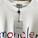 weigou_225156_6_c3e362c2ce P70 款号TM1048 MONCLER 蒙口字母印花章仔刺绣圆领短袖 面料:280克32支双纱纯棉面料 工艺:重工精梳棉 螺纹同缸同色 整体不会有色差 当下热度爆款 男女情侣款 定制原版一致辅料 三标齐全 os宽松版型 最大可穿到200斤左右 颜色:白色 黑色 尺码:S M L XL