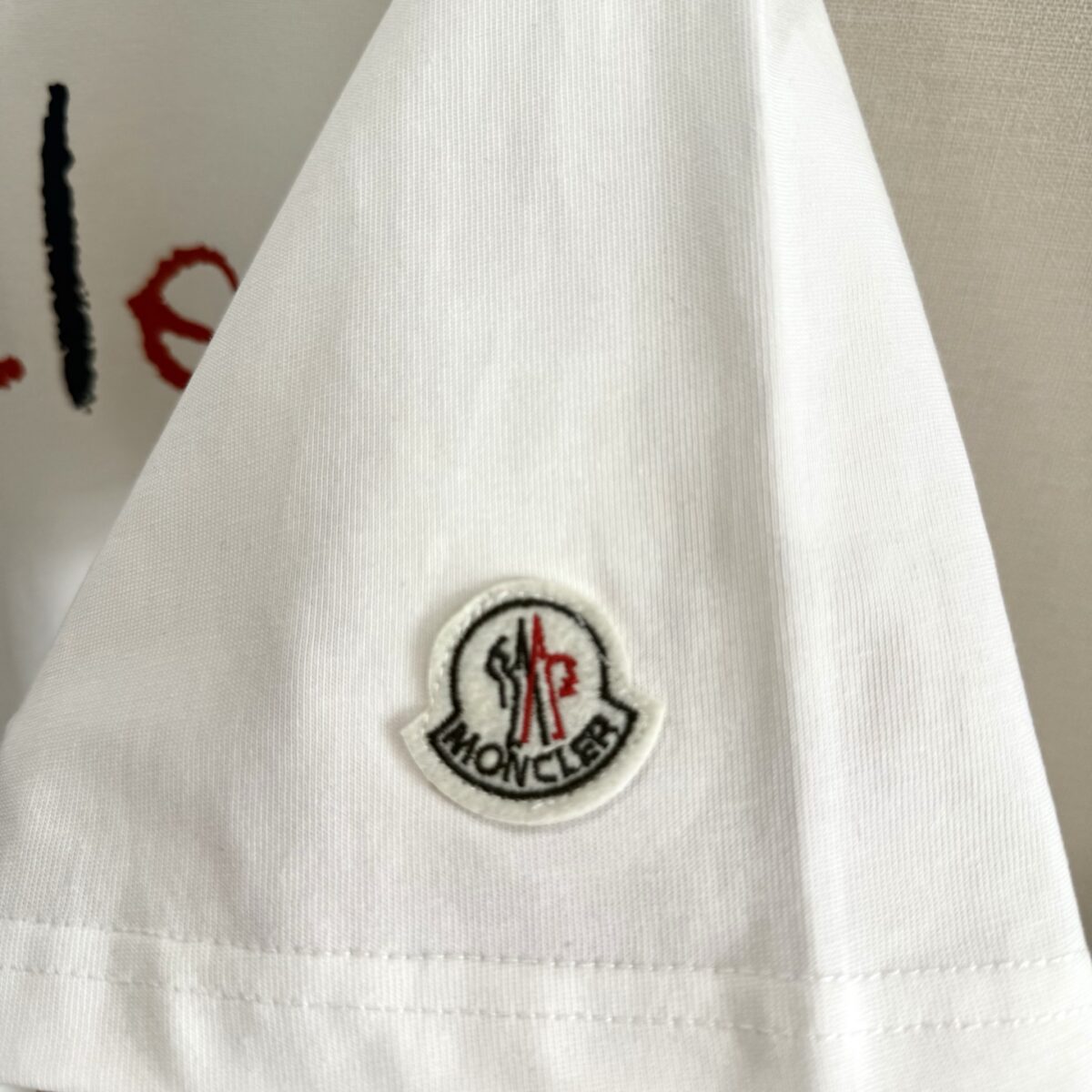 weigou_225156_8_9e393ecad5 P70 款号TM1048 MONCLER 蒙口字母印花章仔刺绣圆领短袖 面料:280克32支双纱纯棉面料 工艺:重工精梳棉 螺纹同缸同色 整体不会有色差 当下热度爆款 男女情侣款 定制原版一致辅料 三标齐全 os宽松版型 最大可穿到200斤左右 颜色:白色 黑色 尺码:S M L XL