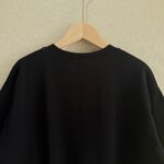 weigou_225156_9_12884a5ae9 P70 款号TM1048 MONCLER 蒙口字母印花章仔刺绣圆领短袖 面料:280克32支双纱纯棉面料 工艺:重工精梳棉 螺纹同缸同色 整体不会有色差 当下热度爆款 男女情侣款 定制原版一致辅料 三标齐全 os宽松版型 最大可穿到200斤左右 颜色:白色 黑色 尺码:S M L XL