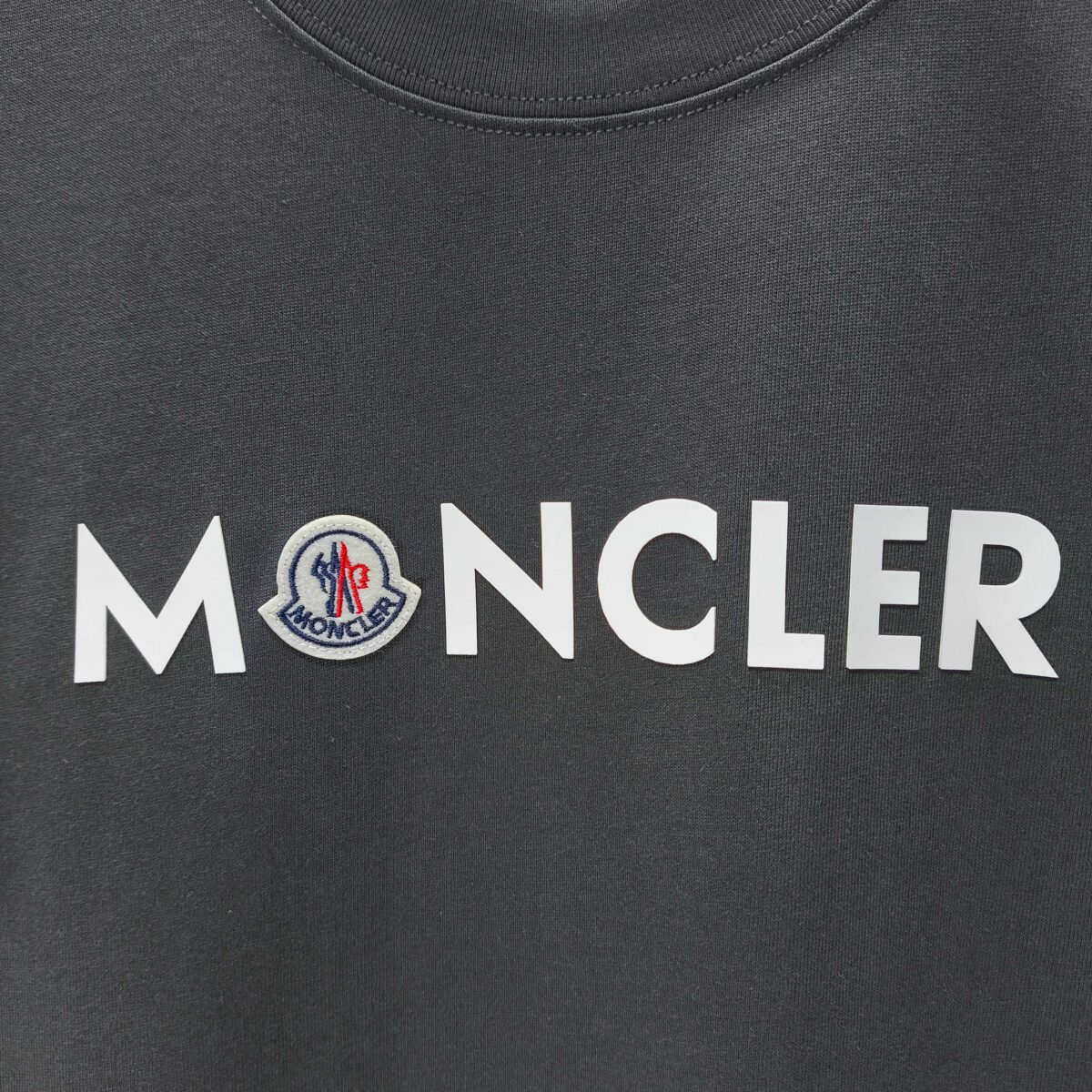 P75 MONCLE* 蒙口* 2026新款 厚板胶➕章仔logo 短袖t恤 宽松版型男女同款 尺码 S M L XL XXL 黑色 白色 藏青色 灰色
