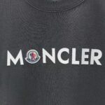 P75 MONCLE* 蒙口* 2026新款 厚板胶➕章仔logo 短袖t恤 宽松版型男女同款 尺码 S M L XL XXL 黑色 白色 藏青色 灰色