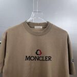 P80 moncle～ 蒙口刺绣字母徽章 《区别通货面料》7a抗菌短袖tee 负离子上身十分舒适，男女同款半袖，落肩宽松版型 颜色: 黑色 白色 咖啡色 尺码：S（90-130斤） M（125-150斤） L（135-165斤） XL（160-190斤） XXL（185-220斤）