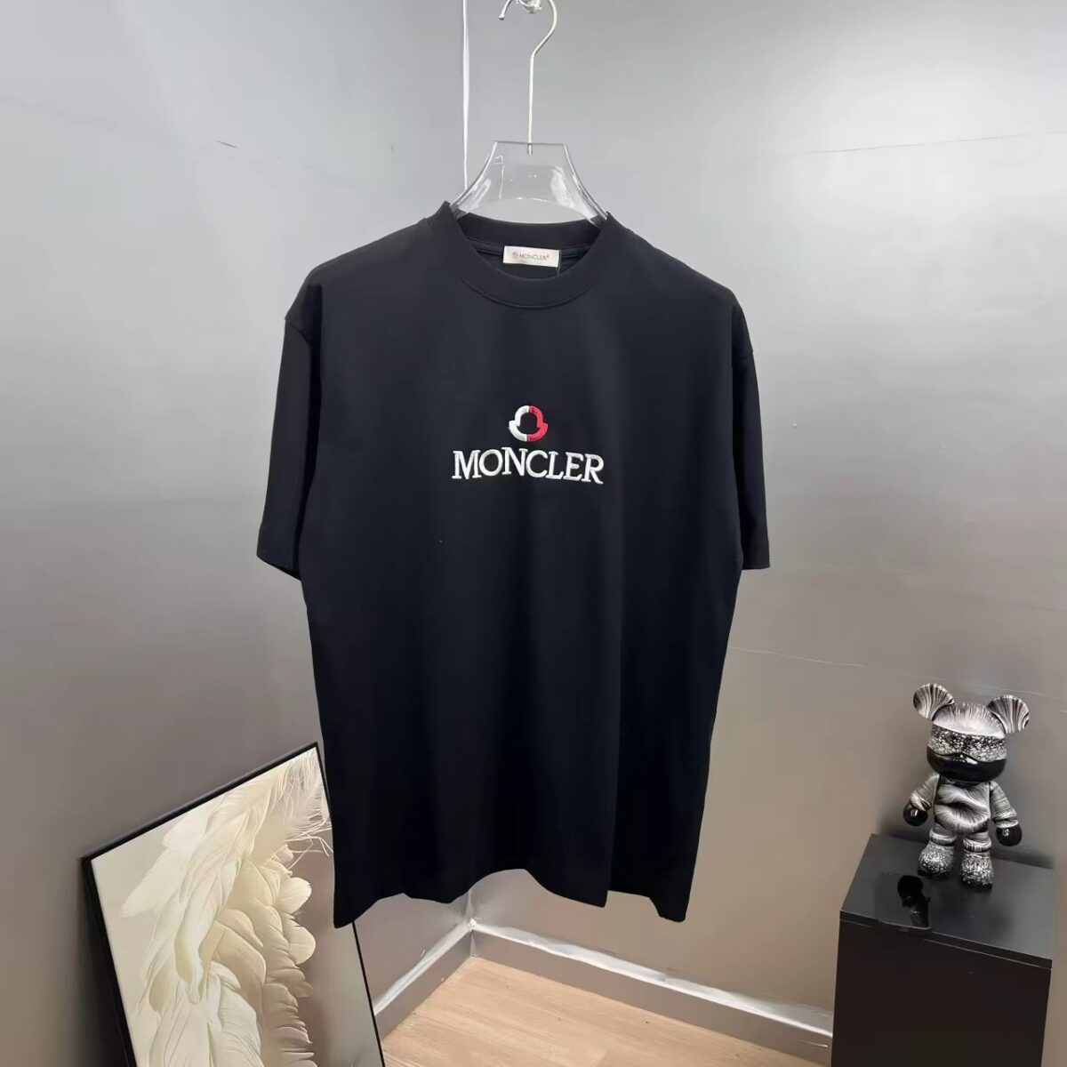 P80 moncle～ 蒙口刺绣字母徽章 《区别通货面料》7a抗菌短袖tee 负离子上身十分舒适，男女同款半袖，落肩宽松版型 颜色: 黑色 白色 咖啡色 尺码：S（90-130斤） M（125-150斤） L（135-165斤） XL（160-190斤） XXL（185-220斤）