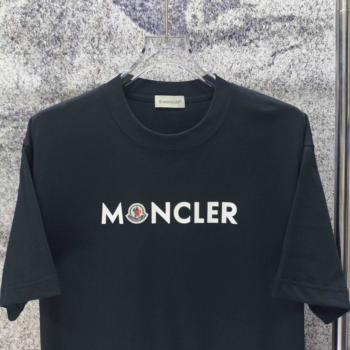 weigou_225336_2_c82e49754a P75 MONCLE* 蒙口* 2026新款 厚板胶➕章仔logo 短袖t恤 宽松版型男女同款 尺码 S M L XL XXL 黑色 白色 藏青色 灰色