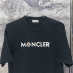 weigou_225336_2_c82e49754a P75 MONCLE* 蒙口* 2026新款 厚板胶➕章仔logo 短袖t恤 宽松版型男女同款 尺码 S M L XL XXL 黑色 白色 藏青色 灰色