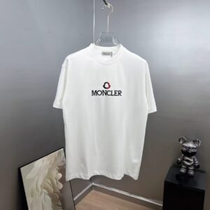 P80 moncle～ 蒙口刺绣字母徽章 《区别通货面料》7a抗菌短袖tee 负离子上身十分舒适，男女同款半袖，落肩宽松版型 颜色: 黑色 白色 咖啡色 尺码：S（90-130斤） M（125-150斤） L（135-165斤） XL（160-190斤） XXL（185-220斤）