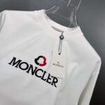 weigou_225343_4_c618e8a6cc P80 moncle~ 蒙口刺绣字母徽章 《区别通货面料》7a抗菌短袖tee 负离子上身十分舒适,男女同款半袖,落肩宽松版型 颜色: 黑色 白色 咖啡色 尺码:S(90-130斤) M(125-150斤) L(135-165斤) XL(160-190斤) XXL(185-220斤)