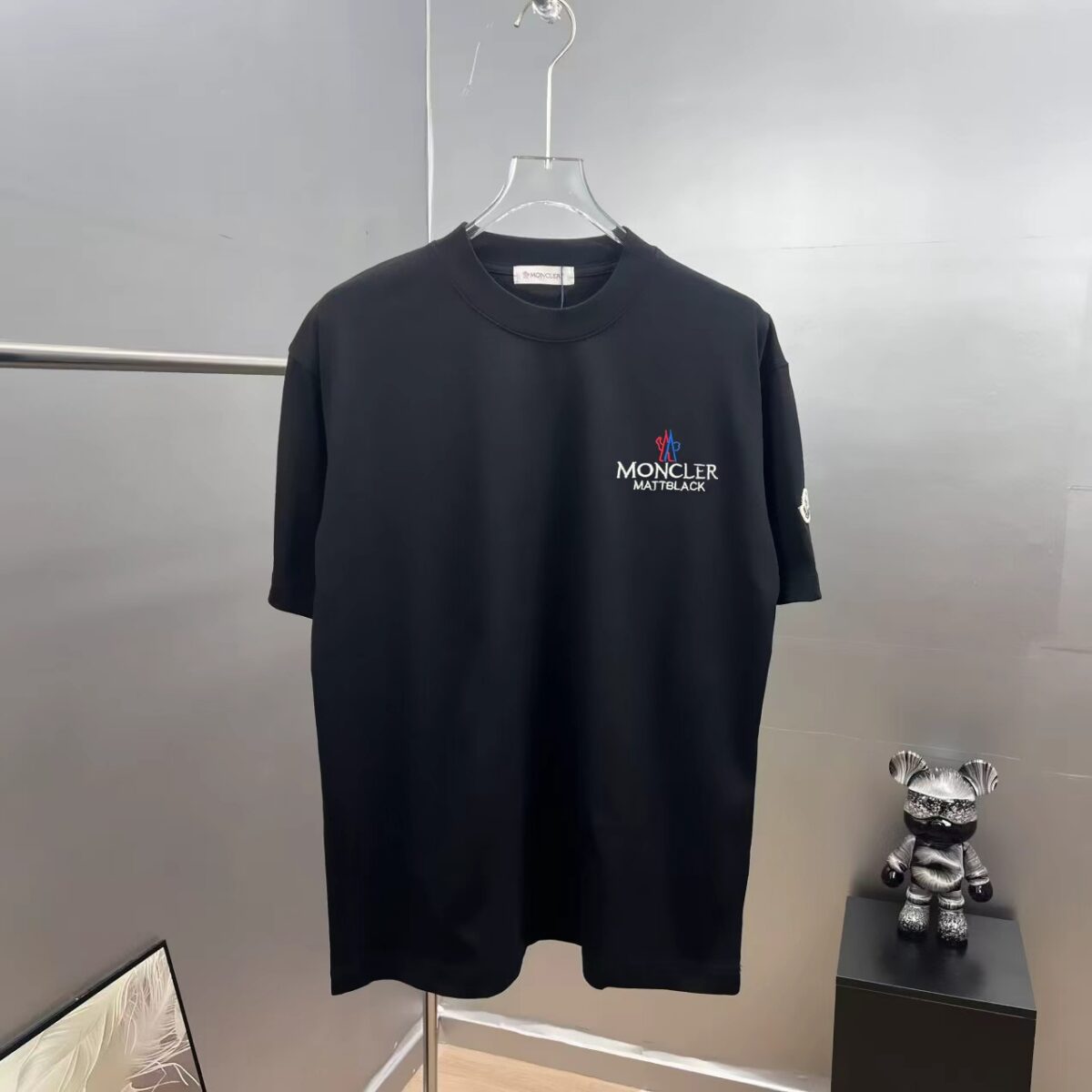 P80 moncle～ 蒙口刺绣字母徽章 《区别通货面料》7a抗菌短袖tee 负离子上身十分舒适，男女同款半袖，落肩宽松版型 颜色: 黑色 白色 咖啡色 尺码：S（90-130斤） M（125-150斤） L（135-165斤） XL（160-190斤） XXL（185-220斤）