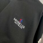 P80 moncle～ 蒙口刺绣字母徽章 《区别通货面料》7a抗菌短袖tee 负离子上身十分舒适，男女同款半袖，落肩宽松版型 颜色: 黑色 白色 咖啡色 尺码：S（90-130斤） M（125-150斤） L（135-165斤） XL（160-190斤） XXL（185-220斤）