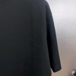 P80 moncle～ 蒙口刺绣字母徽章 《区别通货面料》7a抗菌短袖tee 负离子上身十分舒适，男女同款半袖，落肩宽松版型 颜色: 黑色 白色 咖啡色 尺码：S（90-130斤） M（125-150斤） L（135-165斤） XL（160-190斤） XXL（185-220斤）