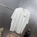 P80 moncle～ 蒙口刺绣字母徽章 《区别通货面料》7a抗菌短袖tee 负离子上身十分舒适，男女同款半袖，落肩宽松版型 颜色: 黑色 白色 咖啡色 尺码：S（90-130斤） M（125-150斤） L（135-165斤） XL（160-190斤） XXL（185-220斤）