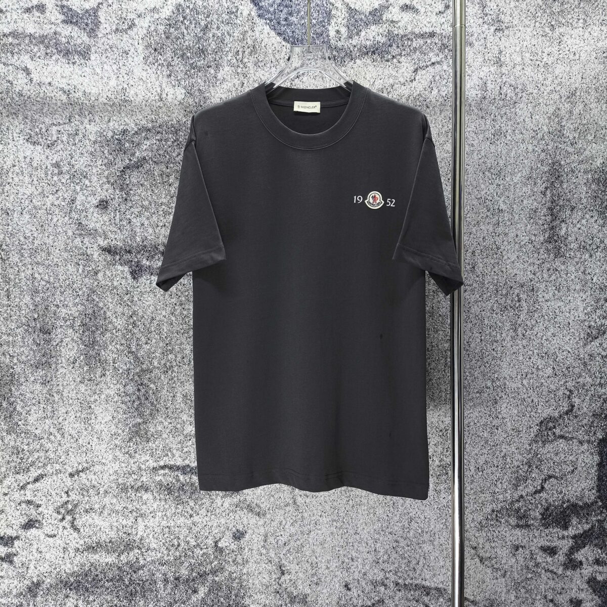 P75 MONCLE* 蒙口* 2026新款 植绒➕章仔logo 短袖t恤 宽松版型男女同款 尺码 S M L XL XXL 黑色 白色 藏青色 灰色