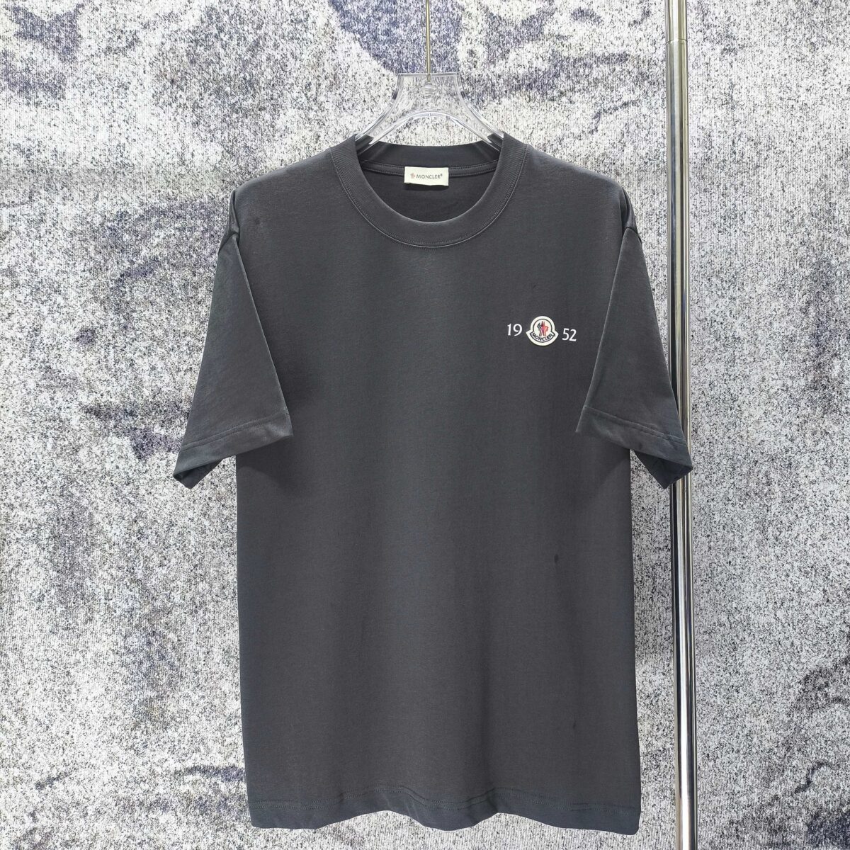 P75 MONCLE* 蒙口* 2026新款 植绒➕章仔logo 短袖t恤 宽松版型男女同款 尺码 S M L XL XXL 黑色 白色 藏青色 灰色