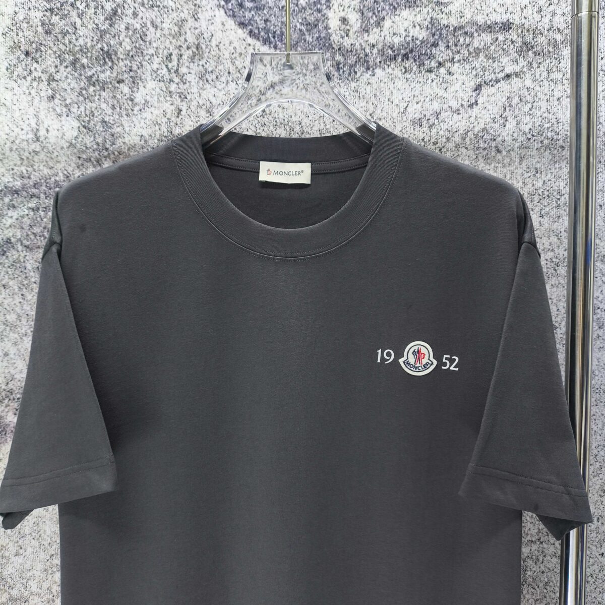 P75 MONCLE* 蒙口* 2026新款 植绒➕章仔logo 短袖t恤 宽松版型男女同款 尺码 S M L XL XXL 黑色 白色 藏青色 灰色