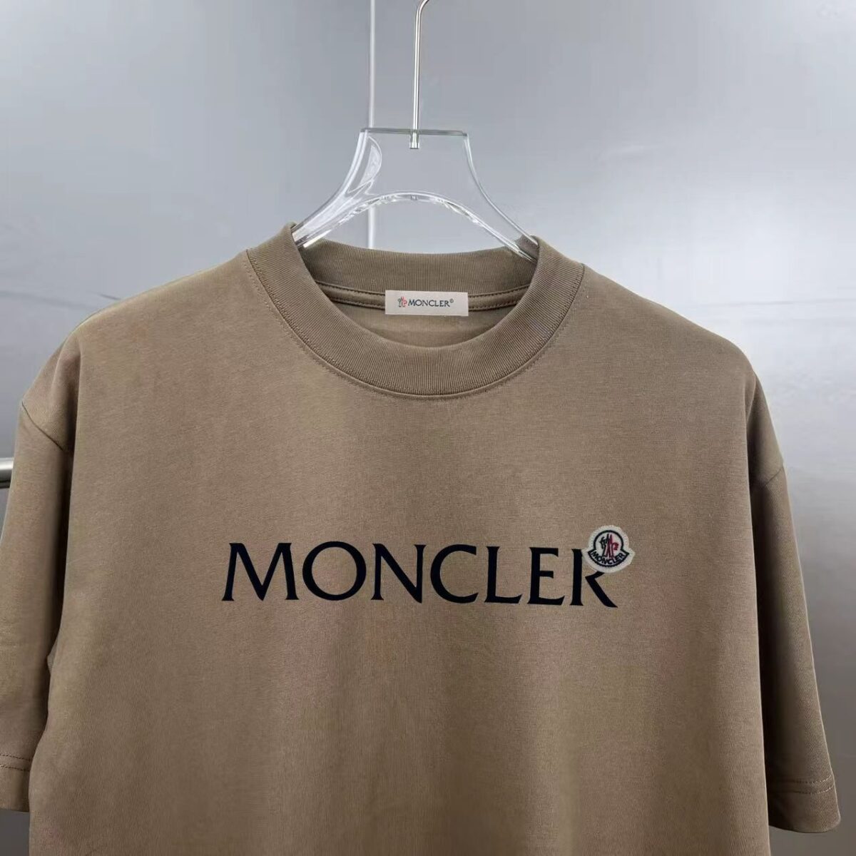 P80 moncle～蒙家植绒字母刺绣徽章 《区别通货面料》双纱纯棉 7a抗菌短袖tee 负离子上身十分舒适，男女同款半袖，落肩宽松版型 颜色: 黑色 白色 咖啡色 尺码：S（90-130斤） M（125-150斤） L（135-165斤） XL（160-190斤） XXL（185-220斤）