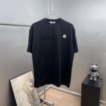 P80 moncle～蒙家植绒字母刺绣徽章 《区别通货面料》双纱纯棉 7a抗菌短袖tee 负离子上身十分舒适，男女同款半袖，落肩宽松版型 颜色: 黑色 白色 咖啡色 尺码：S（90-130斤） M（125-150斤） L（135-165斤） XL（160-190斤） XXL（185-220斤）
