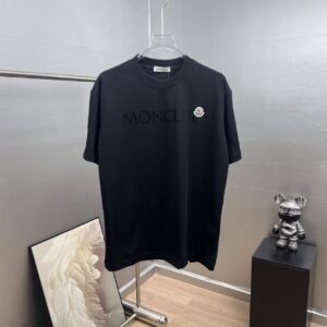 P80 moncle～蒙家植绒字母刺绣徽章 《区别通货面料》双纱纯棉 7a抗菌短袖tee 负离子上身十分舒适，男女同款半袖，落肩宽松版型 颜色: 黑色 白色 咖啡色 尺码：S（90-130斤） M（125-150斤） L（135-165斤） XL（160-190斤） XXL（185-220斤）