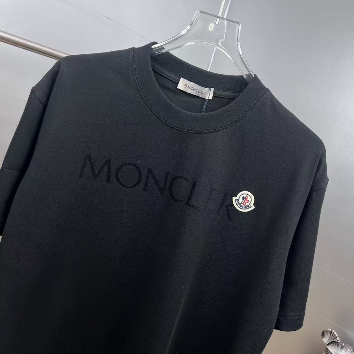 P80 moncle～蒙家植绒字母刺绣徽章 《区别通货面料》双纱纯棉 7a抗菌短袖tee 负离子上身十分舒适，男女同款半袖，落肩宽松版型 颜色: 黑色 白色 咖啡色 尺码：S（90-130斤） M（125-150斤） L（135-165斤） XL（160-190斤） XXL（185-220斤）