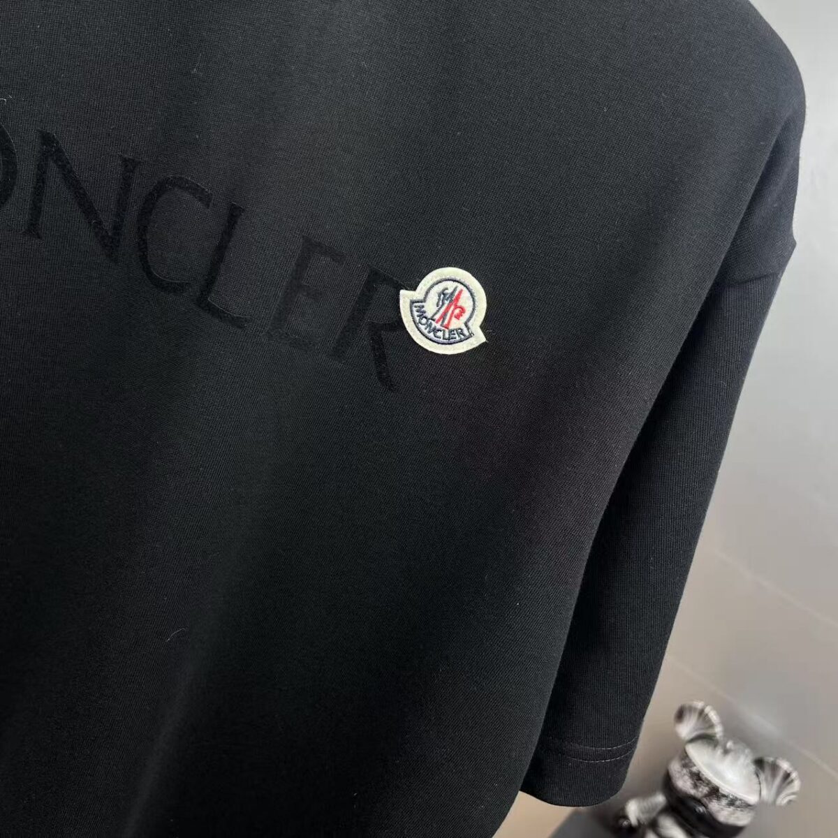 P80 moncle～蒙家植绒字母刺绣徽章 《区别通货面料》双纱纯棉 7a抗菌短袖tee 负离子上身十分舒适，男女同款半袖，落肩宽松版型 颜色: 黑色 白色 咖啡色 尺码：S（90-130斤） M（125-150斤） L（135-165斤） XL（160-190斤） XXL（185-220斤）