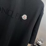 P80 moncle～蒙家植绒字母刺绣徽章 《区别通货面料》双纱纯棉 7a抗菌短袖tee 负离子上身十分舒适，男女同款半袖，落肩宽松版型 颜色: 黑色 白色 咖啡色 尺码：S（90-130斤） M（125-150斤） L（135-165斤） XL（160-190斤） XXL（185-220斤）