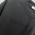 P80 moncle～蒙家植绒字母刺绣徽章 《区别通货面料》双纱纯棉 7a抗菌短袖tee 负离子上身十分舒适，男女同款半袖，落肩宽松版型 颜色: 黑色 白色 咖啡色 尺码：S（90-130斤） M（125-150斤） L（135-165斤） XL（160-190斤） XXL（185-220斤）