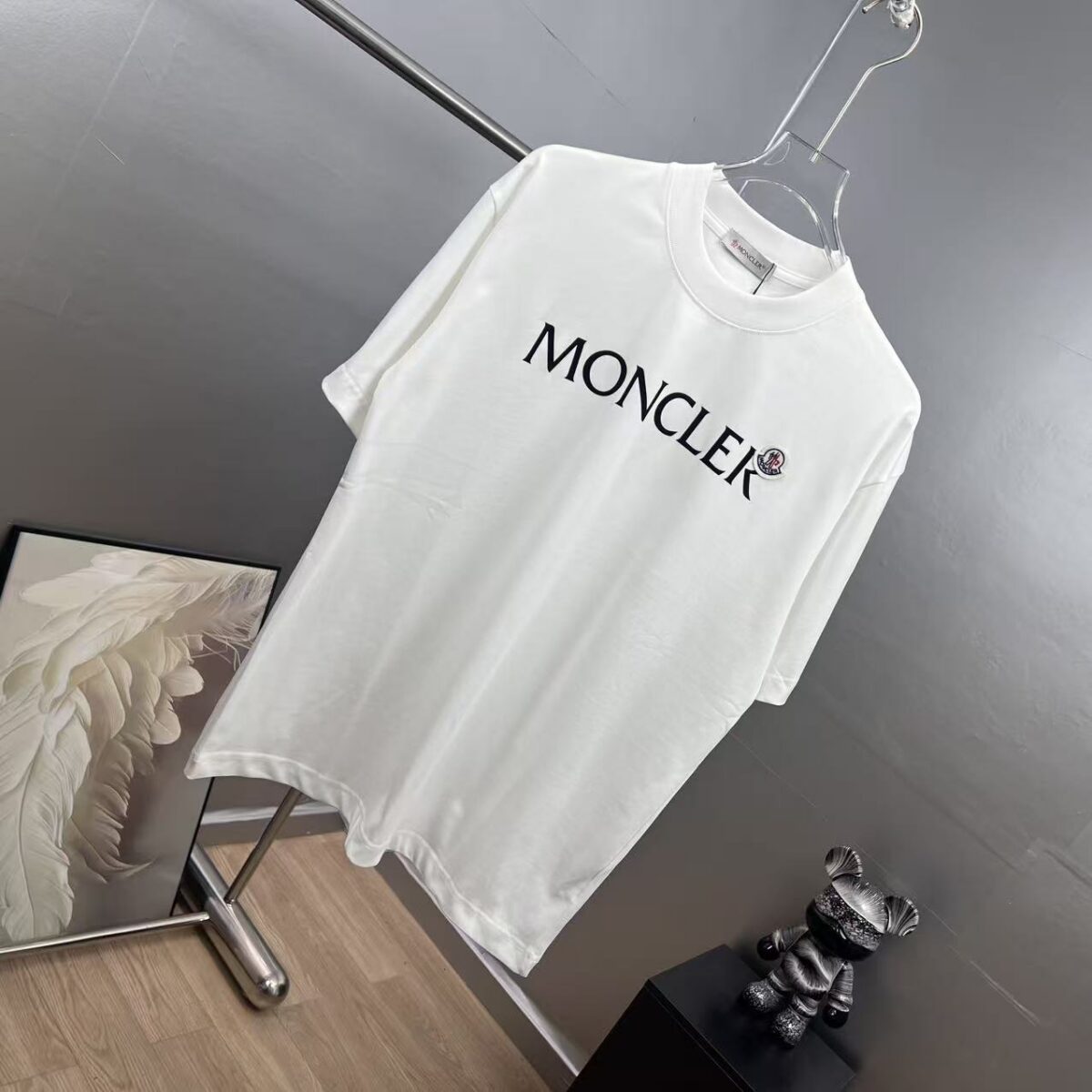 P80 moncle～蒙家植绒字母刺绣徽章 《区别通货面料》双纱纯棉 7a抗菌短袖tee 负离子上身十分舒适，男女同款半袖，落肩宽松版型 颜色: 黑色 白色 咖啡色 尺码：S（90-130斤） M（125-150斤） L（135-165斤） XL（160-190斤） XXL（185-220斤）