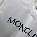 P80 moncle～蒙家植绒字母刺绣徽章 《区别通货面料》双纱纯棉 7a抗菌短袖tee 负离子上身十分舒适，男女同款半袖，落肩宽松版型 颜色: 黑色 白色 咖啡色 尺码：S（90-130斤） M（125-150斤） L（135-165斤） XL（160-190斤） XXL（185-220斤）