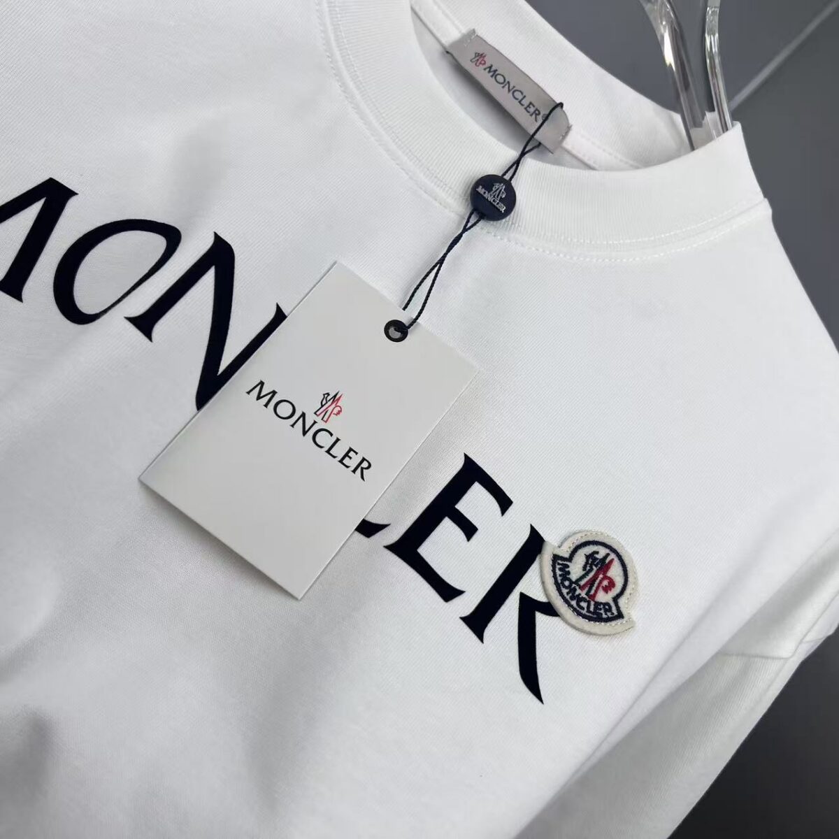 P80 moncle～蒙家植绒字母刺绣徽章 《区别通货面料》双纱纯棉 7a抗菌短袖tee 负离子上身十分舒适，男女同款半袖，落肩宽松版型 颜色: 黑色 白色 咖啡色 尺码：S（90-130斤） M（125-150斤） L（135-165斤） XL（160-190斤） XXL（185-220斤）