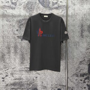 weigou_225848_0_5df908a22d P75 MONCLE* 蒙口* 2026新款 立体厚板胶logo 短袖t恤 宽松版型男女同款 尺码 S M L XL XXL 黑色 白色 藏青色 灰色