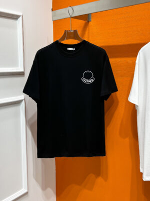 weigou_225869_0_4255dadc0e P70 Moncler# 春夏顶级专柜同步短袖T恤(3标齐全) 采用客供进口100%-32支双股新疆棉面料制成,专柜原版面料,品牌辨识度超级强,高街与精致风情十足,绝对能成为高街出镜不二之选,面料质地厚实,质感和舒适感方面极具话语权,手感细腻 穿着舒适,上身效果炒鸡好。纯棉材质,这种棉很特别,手感是很柔润的,双面肌理,真的是这么久第一次拿到这样的机能面料,真呀真的好!不是烂大街的款和料,直男们一定喜欢! 顶级元素融合打造,经典潮男时尚,无论是上身舒适度都是无可比拟的存在,可以说夏日必备,并且时尚性更强轻松打造时髦穿搭的超强单品,诠释你的奢华与品位,打造你的时尚风情魅力所在 时尚圆领胸T恤 此款T恤工艺精湛、设计感十足!搭配潮流有范!上身格调高雅、内外兼修、集时尚与舒适于一身的必备单品看似基础的男T,实则不然,可以单穿,也可以里面再打个底,一件穿四季是没问题的,货是真的真的好!原厂出来的,手指头数的过来的量,没多少件,你的他能不能拥有就看你的手速了 定织型的双层罗纹领口设计,平整服贴不易变形.品牌标识依旧,营造出另类的奢华时尚气息,成为年度破茧而出的新概念. 两色发售:白色 黑色 码数:S M L XL 2XL