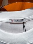 P70 Moncler# 春夏顶级专柜同步短袖T恤（3标齐全） 采用客供进口100%-32支双股新疆棉面料制成，专柜原版面料，品牌辨识度超级强，高街与精致风情十足，绝对能成为高街出镜不二之选，面料质地厚实，质感和舒适感方面极具话语权，手感细腻 穿着舒适，上身效果炒鸡好。纯棉材质，这种棉很特别，手感是很柔润的，双面肌理，真的是这么久第一次拿到这样的机能面料，真呀真的好！不是烂大街的款和料，直男们一定喜欢！ 顶级元素融合打造，经典潮男时尚，无论是上身舒适度都是无可比拟的存在，可以说夏日必备，并且时尚性更强轻松打造时髦穿搭的超强单品，诠释你的奢华与品位，打造你的时尚风情魅力所在 时尚圆领胸T恤 此款T恤工艺精湛、设计感十足！搭配潮流有范！上身格调高雅、内外兼修、集时尚与舒适于一身的必备单品看似基础的男T，实则不然，可以单穿，也可以里面再打个底，一件穿四季是没问题的，货是真的真的好！原厂出来的，手指头数的过来的量，没多少件，你的他能不能拥有就看你的手速了 定织型的双层罗纹领口设计,平整服贴不易变形.品牌标识依旧,营造出另类的奢华时尚气息,成为年度破茧而出的新概念. 两色发售：白色 黑色 码数：S M L XL 2XL