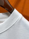 P70 Moncler# 春夏顶级专柜同步短袖T恤（3标齐全） 采用客供进口100%-32支双股新疆棉面料制成，专柜原版面料，品牌辨识度超级强，高街与精致风情十足，绝对能成为高街出镜不二之选，面料质地厚实，质感和舒适感方面极具话语权，手感细腻 穿着舒适，上身效果炒鸡好。纯棉材质，这种棉很特别，手感是很柔润的，双面肌理，真的是这么久第一次拿到这样的机能面料，真呀真的好！不是烂大街的款和料，直男们一定喜欢！ 顶级元素融合打造，经典潮男时尚，无论是上身舒适度都是无可比拟的存在，可以说夏日必备，并且时尚性更强轻松打造时髦穿搭的超强单品，诠释你的奢华与品位，打造你的时尚风情魅力所在 时尚圆领胸T恤 此款T恤工艺精湛、设计感十足！搭配潮流有范！上身格调高雅、内外兼修、集时尚与舒适于一身的必备单品看似基础的男T，实则不然，可以单穿，也可以里面再打个底，一件穿四季是没问题的，货是真的真的好！原厂出来的，手指头数的过来的量，没多少件，你的他能不能拥有就看你的手速了 定织型的双层罗纹领口设计,平整服贴不易变形.品牌标识依旧,营造出另类的奢华时尚气息,成为年度破茧而出的新概念. 两色发售：白色 黑色 码数：S M L XL 2XL