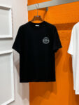 P70 Moncler# 春夏顶级专柜同步短袖T恤（3标齐全） 采用客供进口100%-32支双股新疆棉面料制成，专柜原版面料，品牌辨识度超级强，高街与精致风情十足，绝对能成为高街出镜不二之选，面料质地厚实，质感和舒适感方面极具话语权，手感细腻 穿着舒适，上身效果炒鸡好。纯棉材质，这种棉很特别，手感是很柔润的，双面肌理，真的是这么久第一次拿到这样的机能面料，真呀真的好！不是烂大街的款和料，直男们一定喜欢！ 顶级元素融合打造，经典潮男时尚，无论是上身舒适度都是无可比拟的存在，可以说夏日必备，并且时尚性更强轻松打造时髦穿搭的超强单品，诠释你的奢华与品位，打造你的时尚风情魅力所在 时尚圆领胸T恤 此款T恤工艺精湛、设计感十足！搭配潮流有范！上身格调高雅、内外兼修、集时尚与舒适于一身的必备单品看似基础的男T，实则不然，可以单穿，也可以里面再打个底，一件穿四季是没问题的，货是真的真的好！原厂出来的，手指头数的过来的量，没多少件，你的他能不能拥有就看你的手速了 定织型的双层罗纹领口设计,平整服贴不易变形.品牌标识依旧,营造出另类的奢华时尚气息,成为年度破茧而出的新概念. 两色发售：白色 黑色 码数：S M L XL 2XL