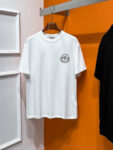 P70 Moncler# 春夏顶级专柜同步短袖T恤（3标齐全） 采用客供进口100%-32支双股新疆棉面料制成，专柜原版面料，品牌辨识度超级强，高街与精致风情十足，绝对能成为高街出镜不二之选，面料质地厚实，质感和舒适感方面极具话语权，手感细腻 穿着舒适，上身效果炒鸡好。纯棉材质，这种棉很特别，手感是很柔润的，双面肌理，真的是这么久第一次拿到这样的机能面料，真呀真的好！不是烂大街的款和料，直男们一定喜欢！ 顶级元素融合打造，经典潮男时尚，无论是上身舒适度都是无可比拟的存在，可以说夏日必备，并且时尚性更强轻松打造时髦穿搭的超强单品，诠释你的奢华与品位，打造你的时尚风情魅力所在 时尚圆领胸T恤 此款T恤工艺精湛、设计感十足！搭配潮流有范！上身格调高雅、内外兼修、集时尚与舒适于一身的必备单品看似基础的男T，实则不然，可以单穿，也可以里面再打个底，一件穿四季是没问题的，货是真的真的好！原厂出来的，手指头数的过来的量，没多少件，你的他能不能拥有就看你的手速了 定织型的双层罗纹领口设计,平整服贴不易变形.品牌标识依旧,营造出另类的奢华时尚气息,成为年度破茧而出的新概念. 两色发售：白色 黑色 码数：S M L XL 2XL