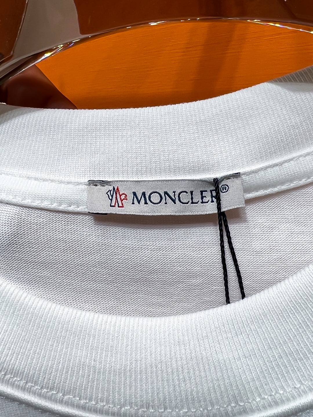 P70 Moncler# 春夏顶级专柜同步短袖T恤（3标齐全） 采用客供进口100%-32支双股新疆棉面料制成，专柜原版面料，品牌辨识度超级强，高街与精致风情十足，绝对能成为高街出镜不二之选，面料质地厚实，质感和舒适感方面极具话语权，手感细腻 穿着舒适，上身效果炒鸡好。纯棉材质，这种棉很特别，手感是很柔润的，双面肌理，真的是这么久第一次拿到这样的机能面料，真呀真的好！不是烂大街的款和料，直男们一定喜欢！ 顶级元素融合打造，经典潮男时尚，无论是上身舒适度都是无可比拟的存在，可以说夏日必备，并且时尚性更强轻松打造时髦穿搭的超强单品，诠释你的奢华与品位，打造你的时尚风情魅力所在 时尚圆领胸T恤 此款T恤工艺精湛、设计感十足！搭配潮流有范！上身格调高雅、内外兼修、集时尚与舒适于一身的必备单品看似基础的男T，实则不然，可以单穿，也可以里面再打个底，一件穿四季是没问题的，货是真的真的好！原厂出来的，手指头数的过来的量，没多少件，你的他能不能拥有就看你的手速了 定织型的双层罗纹领口设计,平整服贴不易变形.品牌标识依旧,营造出另类的奢华时尚气息,成为年度破茧而出的新概念. 两色发售：白色 黑色 码数：S M L XL 2XL
