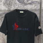 P75 MONCLE* 蒙口* 2026新款 立体厚板胶logo 短袖t恤 宽松版型男女同款 尺码 S M L XL XXL 黑色 白色 藏青色 灰色