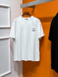 P70 Moncler# 春夏顶级专柜同步短袖T恤（3标齐全） 采用客供进口100%-32支双股新疆棉面料制成，专柜原版面料，品牌辨识度超级强，高街与精致风情十足，绝对能成为高街出镜不二之选，面料质地厚实，质感和舒适感方面极具话语权，手感细腻 穿着舒适，上身效果炒鸡好。纯棉材质，这种棉很特别，手感是很柔润的，双面肌理，真的是这么久第一次拿到这样的机能面料，真呀真的好！不是烂大街的款和料，直男们一定喜欢！ 顶级元素融合打造，经典潮男时尚，无论是上身舒适度都是无可比拟的存在，可以说夏日必备，并且时尚性更强轻松打造时髦穿搭的超强单品，诠释你的奢华与品位，打造你的时尚风情魅力所在 时尚圆领胸T恤 此款T恤工艺精湛、设计感十足！搭配潮流有范！上身格调高雅、内外兼修、集时尚与舒适于一身的必备单品看似基础的男T，实则不然，可以单穿，也可以里面再打个底，一件穿四季是没问题的，货是真的真的好！原厂出来的，手指头数的过来的量，没多少件，你的他能不能拥有就看你的手速了 定织型的双层罗纹领口设计,平整服贴不易变形.品牌标识依旧,营造出另类的奢华时尚气息,成为年度破茧而出的新概念. 两色发售：白色 黑色 码数：S M L XL 2XL