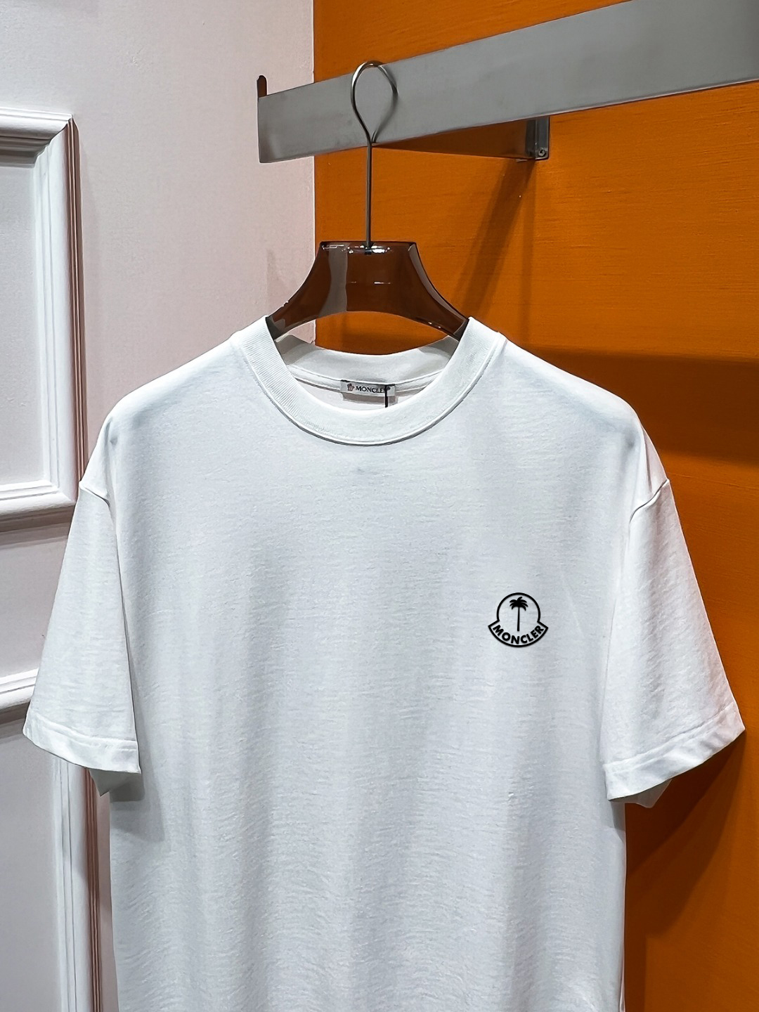 P70 Moncler# 春夏顶级专柜同步短袖T恤（3标齐全） 采用客供进口100%-32支双股新疆棉面料制成，专柜原版面料，品牌辨识度超级强，高街与精致风情十足，绝对能成为高街出镜不二之选，面料质地厚实，质感和舒适感方面极具话语权，手感细腻 穿着舒适，上身效果炒鸡好。纯棉材质，这种棉很特别，手感是很柔润的，双面肌理，真的是这么久第一次拿到这样的机能面料，真呀真的好！不是烂大街的款和料，直男们一定喜欢！ 顶级元素融合打造，经典潮男时尚，无论是上身舒适度都是无可比拟的存在，可以说夏日必备，并且时尚性更强轻松打造时髦穿搭的超强单品，诠释你的奢华与品位，打造你的时尚风情魅力所在 时尚圆领胸T恤 此款T恤工艺精湛、设计感十足！搭配潮流有范！上身格调高雅、内外兼修、集时尚与舒适于一身的必备单品看似基础的男T，实则不然，可以单穿，也可以里面再打个底，一件穿四季是没问题的，货是真的真的好！原厂出来的，手指头数的过来的量，没多少件，你的他能不能拥有就看你的手速了 定织型的双层罗纹领口设计,平整服贴不易变形.品牌标识依旧,营造出另类的奢华时尚气息,成为年度破茧而出的新概念. 两色发售：白色 黑色 码数：S M L XL 2XL
