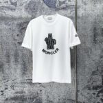 P75 MONCLE* 蒙口* 2026新款 立体厚板胶logo 短袖t恤 宽松版型男女同款 尺码 S M L XL XXL 黑色 白色 藏青色