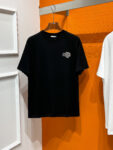 P70 Moncler# 春夏顶级专柜同步短袖T恤（3标齐全） 采用客供进口100%-32支双股新疆棉面料制成，专柜原版面料，品牌辨识度超级强，高街与精致风情十足，绝对能成为高街出镜不二之选，面料质地厚实，质感和舒适感方面极具话语权，手感细腻 穿着舒适，上身效果炒鸡好。纯棉材质，这种棉很特别，手感是很柔润的，双面肌理，真的是这么久第一次拿到这样的机能面料，真呀真的好！不是烂大街的款和料，直男们一定喜欢！ 顶级元素融合打造，经典潮男时尚，无论是上身舒适度都是无可比拟的存在，可以说夏日必备，并且时尚性更强轻松打造时髦穿搭的超强单品，诠释你的奢华与品位，打造你的时尚风情魅力所在 时尚圆领胸T恤 此款T恤工艺精湛、设计感十足！搭配潮流有范！上身格调高雅、内外兼修、集时尚与舒适于一身的必备单品看似基础的男T，实则不然，可以单穿，也可以里面再打个底，一件穿四季是没问题的，货是真的真的好！原厂出来的，手指头数的过来的量，没多少件，你的他能不能拥有就看你的手速了 定织型的双层罗纹领口设计,平整服贴不易变形.品牌标识依旧,营造出另类的奢华时尚气息,成为年度破茧而出的新概念. 两色发售：白色 黑色 码数：S M L XL 2XL