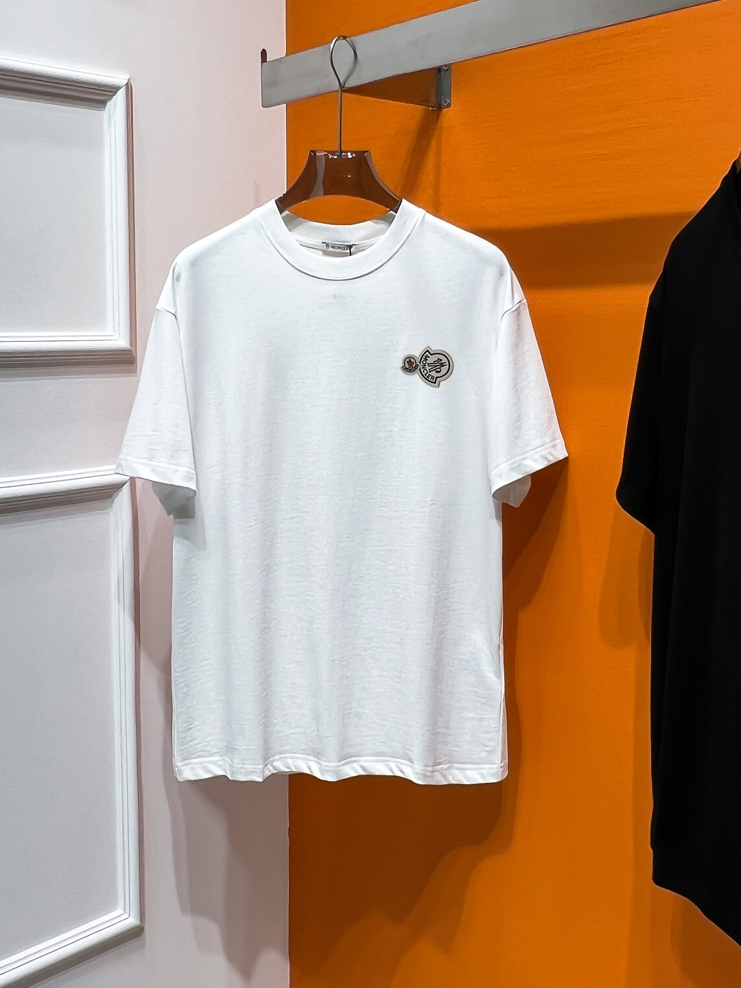 P70 Moncler# 春夏顶级专柜同步短袖T恤（3标齐全） 采用客供进口100%-32支双股新疆棉面料制成，专柜原版面料，品牌辨识度超级强，高街与精致风情十足，绝对能成为高街出镜不二之选，面料质地厚实，质感和舒适感方面极具话语权，手感细腻 穿着舒适，上身效果炒鸡好。纯棉材质，这种棉很特别，手感是很柔润的，双面肌理，真的是这么久第一次拿到这样的机能面料，真呀真的好！不是烂大街的款和料，直男们一定喜欢！ 顶级元素融合打造，经典潮男时尚，无论是上身舒适度都是无可比拟的存在，可以说夏日必备，并且时尚性更强轻松打造时髦穿搭的超强单品，诠释你的奢华与品位，打造你的时尚风情魅力所在 时尚圆领胸T恤 此款T恤工艺精湛、设计感十足！搭配潮流有范！上身格调高雅、内外兼修、集时尚与舒适于一身的必备单品看似基础的男T，实则不然，可以单穿，也可以里面再打个底，一件穿四季是没问题的，货是真的真的好！原厂出来的，手指头数的过来的量，没多少件，你的他能不能拥有就看你的手速了 定织型的双层罗纹领口设计,平整服贴不易变形.品牌标识依旧,营造出另类的奢华时尚气息,成为年度破茧而出的新概念. 两色发售：白色 黑色 码数：S M L XL 2XL