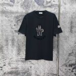 P75 MONCLE* 蒙口* 2026新款 立体厚板胶logo 短袖t恤 宽松版型男女同款 尺码 S M L XL XXL 黑色 白色 藏青色